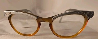 De colección Gafas Gatos Lucite Plástico Ámbar Desplazado Aluminio Moda Años 50 Foto 1 de 4