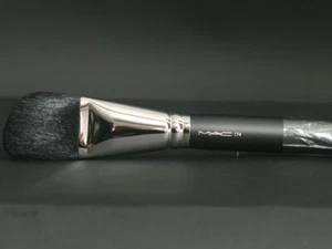 MAC 174 LARGE ANGLED CONTOUR BRUSH - NEW IN SLEEVE - NATURAL HAIR DISCONTINUED - Picture 1 of 3