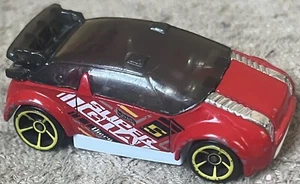 Mattel Hot Wheels Super Gnat 2013 rojo blanco negro amarillo llantas hatchback - Imagen 1 de 6