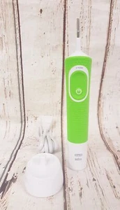 Cepillo de dientes eléctrico Oral-B Vitality 3710 con base de carga, VERDE - Imagen 1 de 10