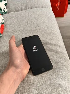 iPhone 8 Plus 64 go, avec application Tik-Tok Installée. Batterie Neuve. - Photo 1 sur 6
