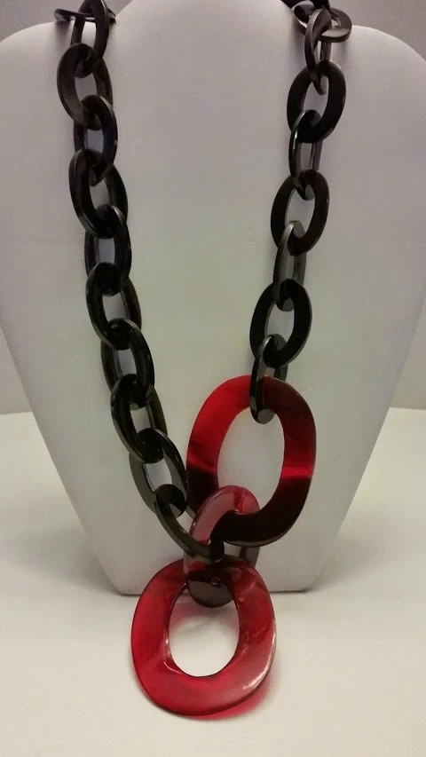 Precioso collar de eslabones de cuerno de búfalo de diseño grueso granate y negro Foto 1 de 4