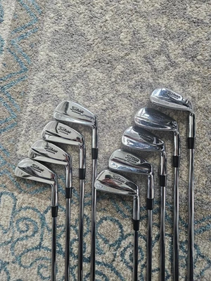 Juego de hierro Titleist 681 T Stamp Tiger Woods 2-PW 2500 juegos edición limitada 2001 Foto 1 de 4