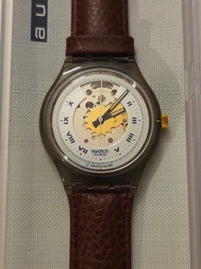 Reloj Swatch SAM100 "Rubí" con Estuche de Correa de Cuero Nuevo Stock Antiguo - Imagen 1 de 15