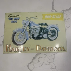 Letrero de metal vintage en relieve Harley Davidson Duo-Glide 1958 Duo-Glide amarillo - Imagen 1 de 9