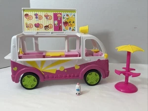 Camión de helados Shopkins Scoops con agua Wally y exhibición con paraguas - 2015 - Imagen 1 de 11