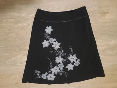 ANN TAYLOR~ New Black Lined Knee Length Skirt White Embroidered Flowers~ 6  NWOT - Image 1 of 4