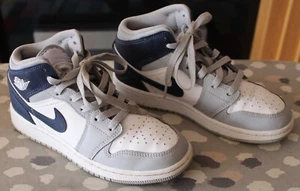 JORDAN AIR 1 MID - DQ8423-104 - WHITE/ NAVY/ GREY - SIZE UK 3 - EXCELLENT!!! - Picture 1 of 8