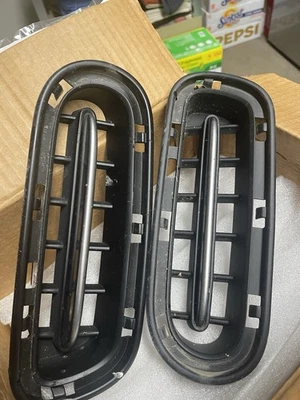 Rejilla de ventilación de cortina de aire OEM izquierda y derecha 2022 Kia Stinger 86521 J5600 JUEGO DE PARES Foto 1 de 4