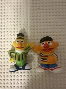 Sesamstraße Workshop Bert & Ernie 3" große Plastikfigur Hasbro 2018 2 Stück - Bild 1 von 9