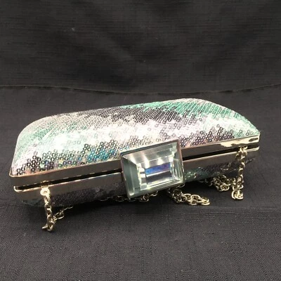 Bolso de noche Sondra Roberts. Lentejuelas plateadas. Correa de cadena cierre "Diamante" Foto 1 de 4