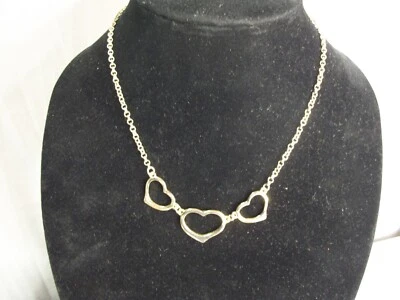 Liz Claiborne Necklace Gold Tone Triple Heart Choker 16 Inch Signed - Imagem 1 de 2