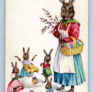 C.1910 Postal Antropomórfica Conejo de Pascua Madre Niños Jugando Pollitos Cesta - Imagen 1 de 3