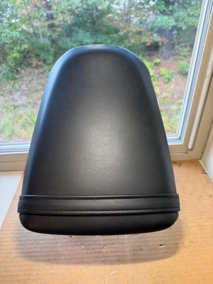 Assento Triumph Daytona/Speed Triple Passenger Pillion fabricante de equipamento original T2304880 - Imagem 1 de 4