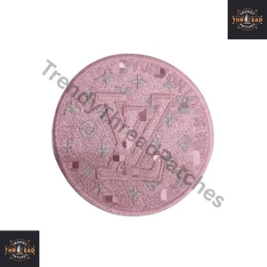 Distintivo L&V stile lusso ricamato rosa toppa stile cerchio 3,5" ferro da stiro/cucito - Foto 1 di 8