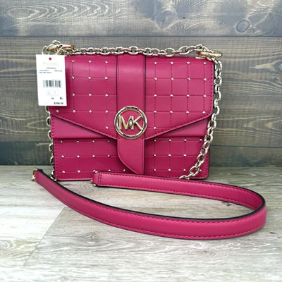 Bolsa tiracolo Michael Kors pequena cravejada rosa rubi vermelha acolchoada - Imagem 1 de 4