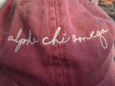 Gorra de béisbol Alpha Chi Omega roja 100 % algodón Foto 1 de 4