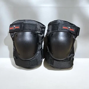 Schwarzes Eightball Kinder Skateboard Größe 8 plus Sport Knieschutzpolster - Bild 1 von 9