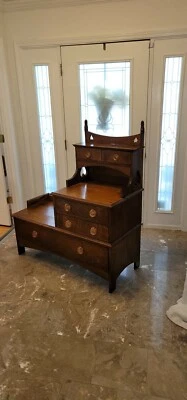  Cómoda de caballero de madera a rayas de tigre anterior a la guerra civil con asas de latón rosa   Foto 1 de 4