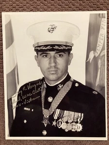 Marine Corps JAY VARGAS signed 8x10 s/w Foto - Bild 1 von 3