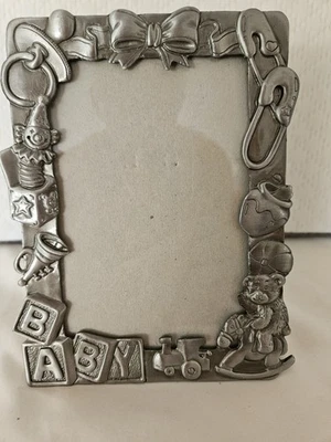 Marco de fotos temático bebé. Peltre 5" x 7". Vidrio tamaño 3 1/2" x 5". Foto 1 de 4