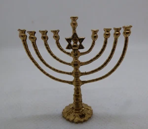 Menorá grande en miniatura para casa de muñecas color dorado - Imagen 1 de 1