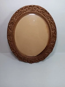 Antiguo marco ovalado ornamentado de madera tallada y yeso pintado dorado del período victoriano - Imagen 1 de 7