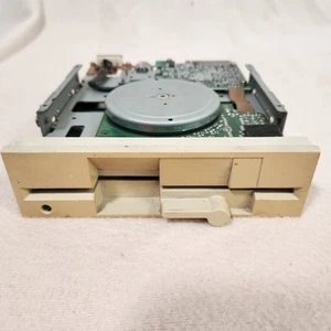 5.25 inch (5.25") floppy drive Newtronics Mitsumi DV509V2 vintage UNTESTED - Afbeelding 1 van 6