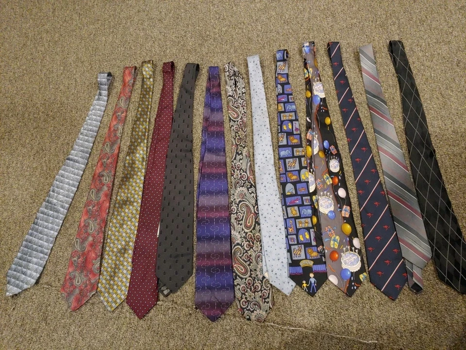 Lote De 13 Corbatas Cumpleaños Vintage Diferentes Marcas Colores Diseños Foto 1 de 4