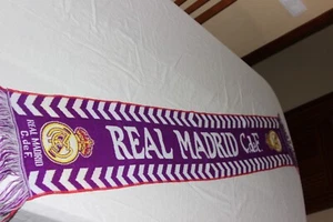 BUFANDA DE FUTBOL MUY ANTIGUA DEL REAL MADRID C.F CON BORDE EN COLOR ROJO - Bild 1 von 1