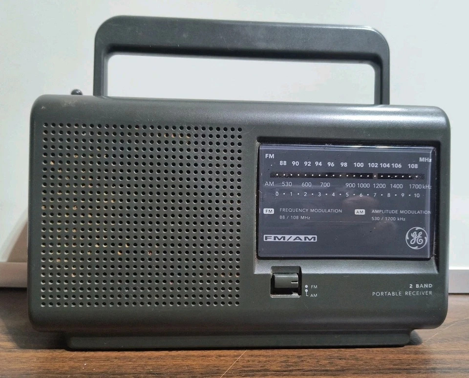 Vintage GE Model 7-2662B Portable 2-Band AM/FM Radio Receiver  - Image 1 of 4