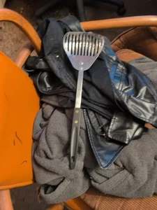 Cucchiaio vintage a fessura in acciaio inox con manico in plastica - Foto 1 di 2