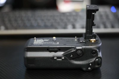 Empuñadura de batería Canon BG-R20 usada Foto 1 de 4