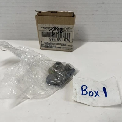 NUEVO 2001-2005 PORSCHE 911 FAROS MONTAJE TORNILLOS 996-631-078-00 OEM Foto 1 de 4