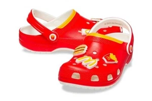 McDonalds rot gelb weiß x Crocs klassischer Clog Größe 10M 12W mit Jibbets neu - Bild 1 von 10