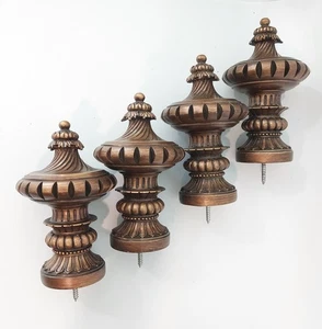 Set 4 tappi decorativi vintage in resina ornata finitura 7” attacco a vite look legno - Foto 1 di 9