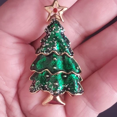 Рождественская елка Моне брошь зеленая эмаль золотистый металл красный драгоценный камень звезда с подписью - Изображение 1 из 4