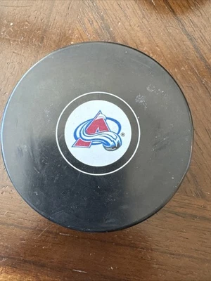 NHL HOCKEY COLORADO AVALANCHE OFFICIAL TEAM LOGO PUCK In Glas Co Official - Imagem 1 de 4