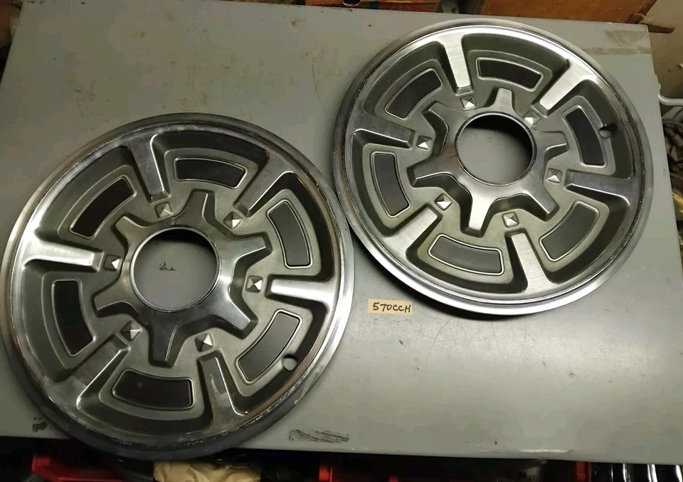 Dos tapacubos delanteros Chevrolet C10 1976 1977 1978 1978 4x4 ¿Nuevo de Lote Antiguo? Foto 1 de 4