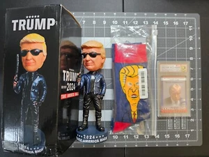 TRUMP ⭐ Trumpinator 2024 Bobblehead ⭐ Coppia di calzini ⭐ Carta da collezione in custodia - Foto 1 di 7
