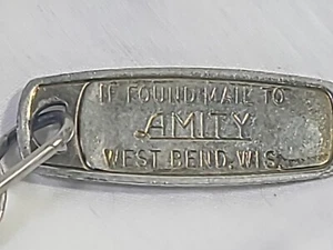 Llavero y llave Amity Apartments 1" West Bend WI vintage 1924 tono plata - Imagen 1 de 6