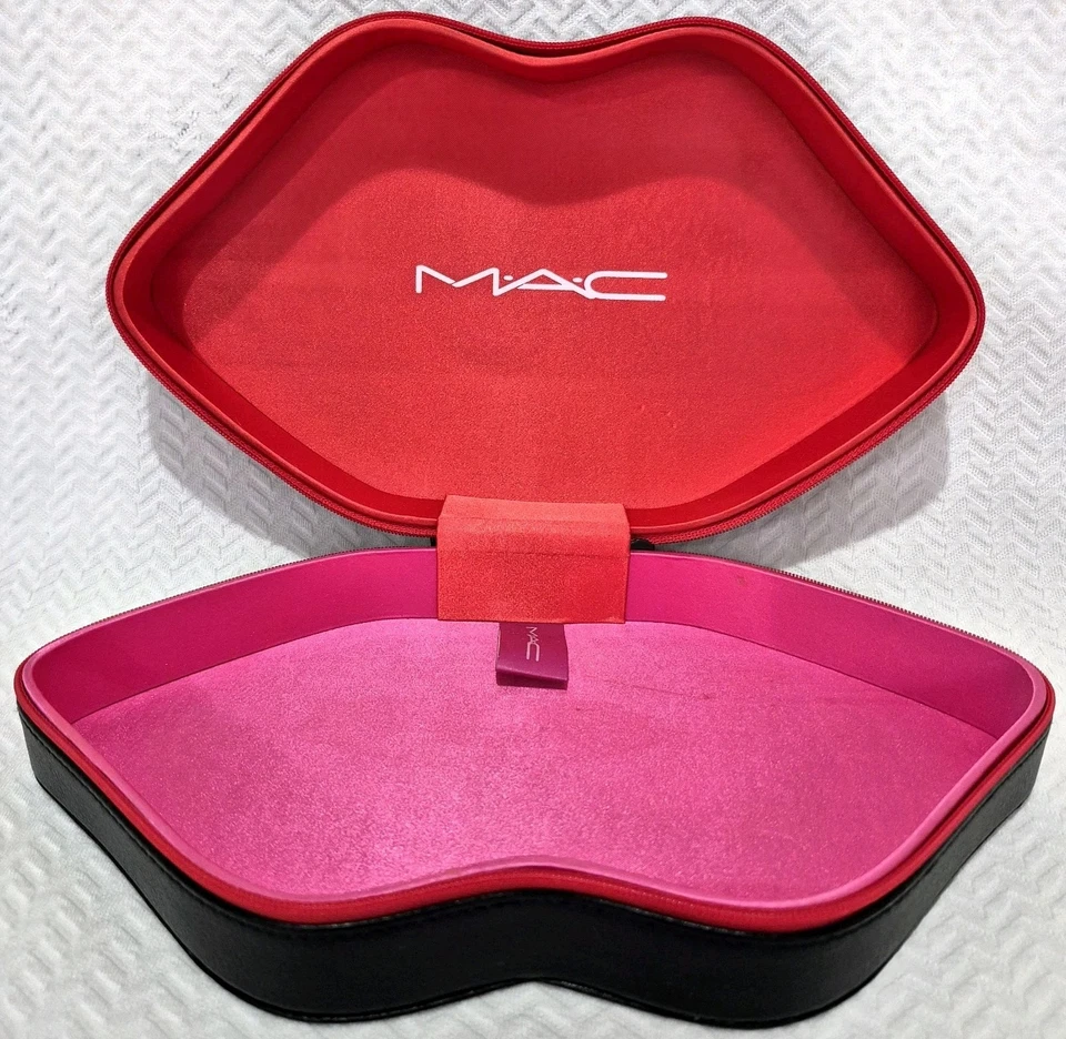 Estuche de cosméticos MAC Cosmetics con forma de labios | Cuero sintético negro | Cremallera roja Foto 1 de 4