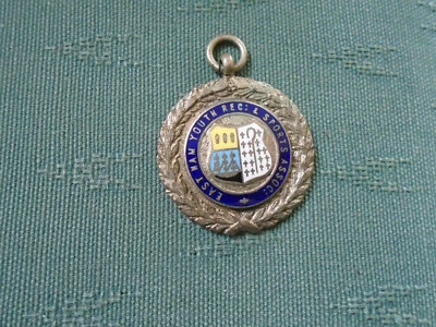 1956 EAST HAM YOUTH SPORTS ASSOCIATION ENAMEL NETBALL MEDAL MISSION YC - ANDREWS - Image 1 of 2