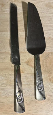 Juego de corte de pastel de boda acentuado con cristal de Swarovski cosas recordadas Foto 1 de 3