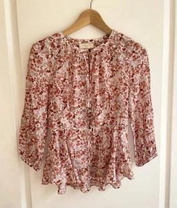 Top floral de seda Anthropologie 2 agujeros de llave escote femenino niña francesa  - Imagen 1 de 8