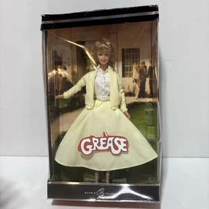 Grease Barbie sandgelbes Kleid 2004 Neu mit Karton hat Beschädigungen - Bild 1 von 11