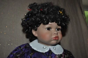 Muñeca Coleccionable CASA DEL PATO DE COLECCIÓN Niña Afroamericana 18" Soporte Vestido Porcelana - Imagen 1 de 9