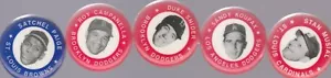 SATCHEL PAIGE 1983 MLBPA 1 POLLICE SOLO PINBACK - Foto 1 di 1