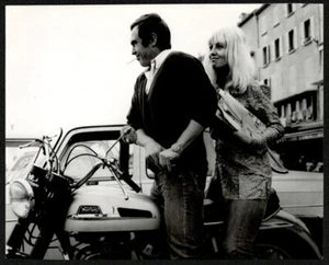 Mylène Demongeot et Marc Simenon. Saint-Tropez. 1968. Epreuve argentique Norton - Picture 1 of 1