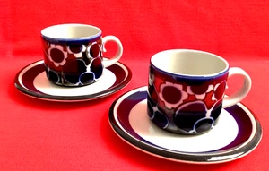 2 X ARABIA FINLAND ~ SAARA ~ TASSEN & UNTERTASSEN Design Anja Jaatinen Winquist - Bild 1 von 5